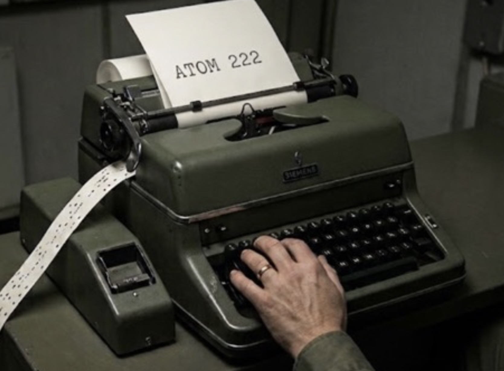 Un teletipo con el mensaje ATOM 222